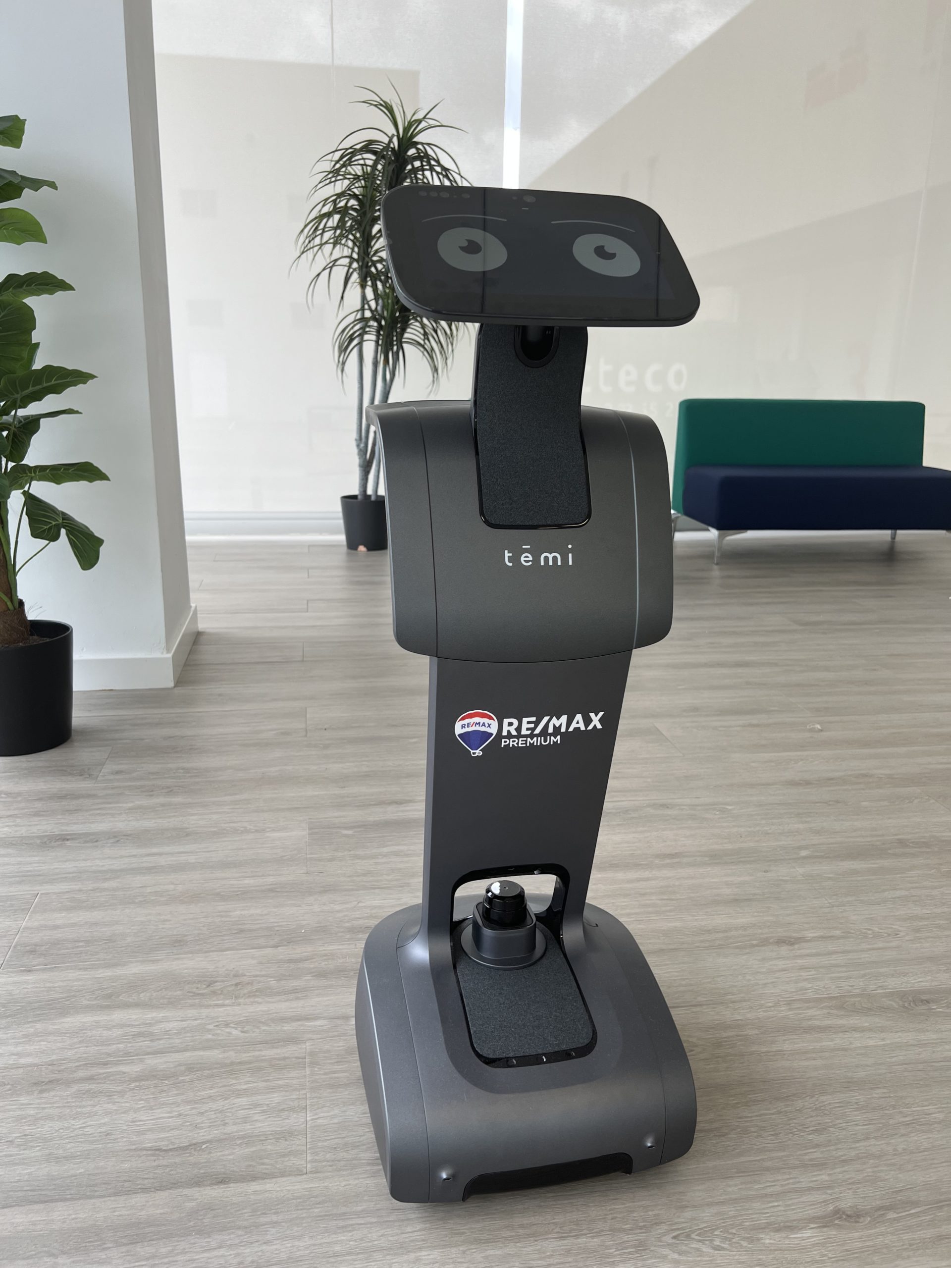 Nuestro robot TEMI en la Inmobiliaria REMAX